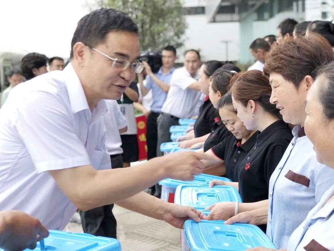 省總工會黨組書記、副主席胥純向職工發(fā)放慰問